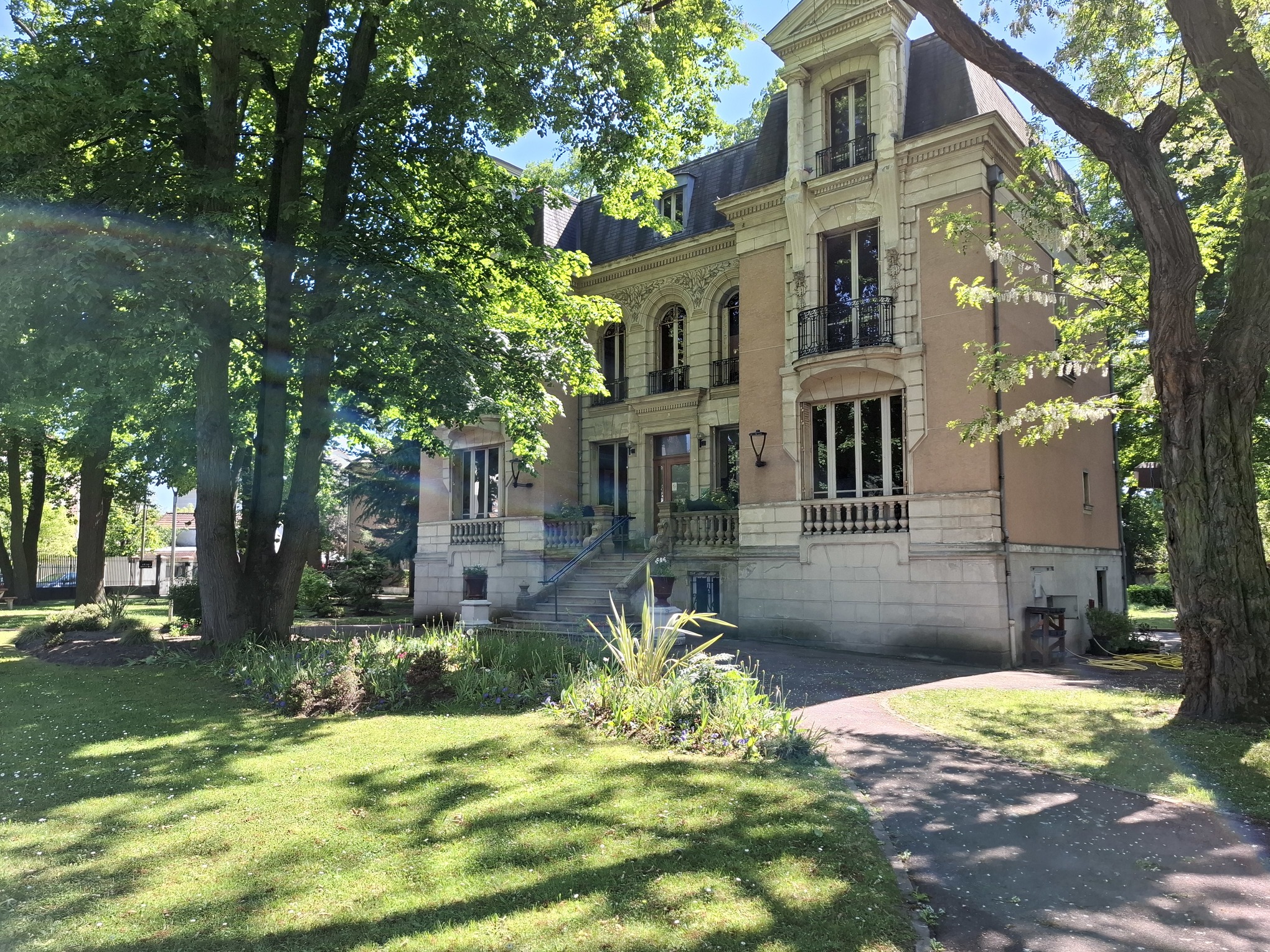 Vue extérieure du Castel Guy Mollet à Livry-Gargan, lieu emblématique du club d’échecs
