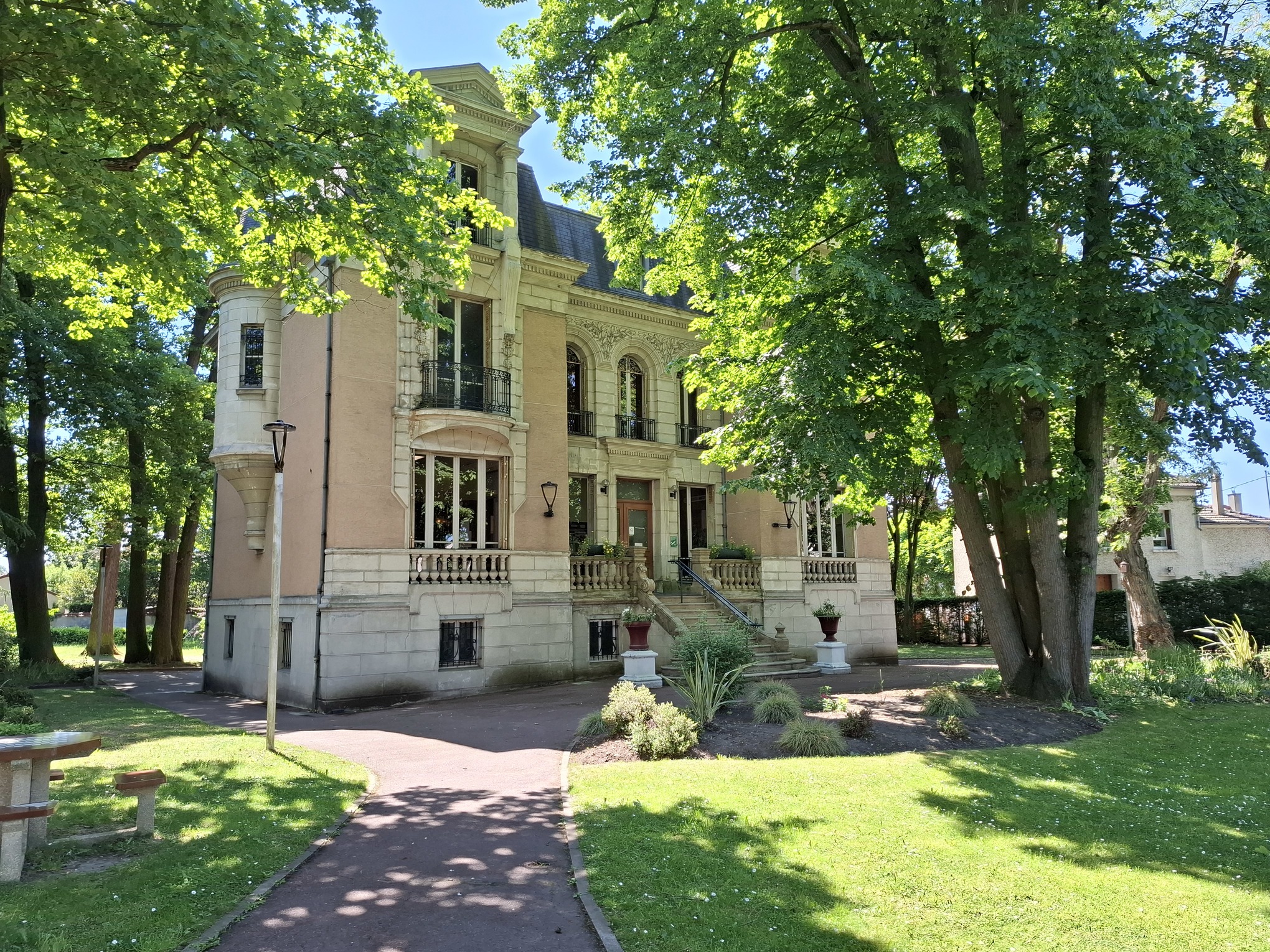 Façade du Castel Guy Mollet, ancien château de la marquise de Sévigné à Livry-Gargan