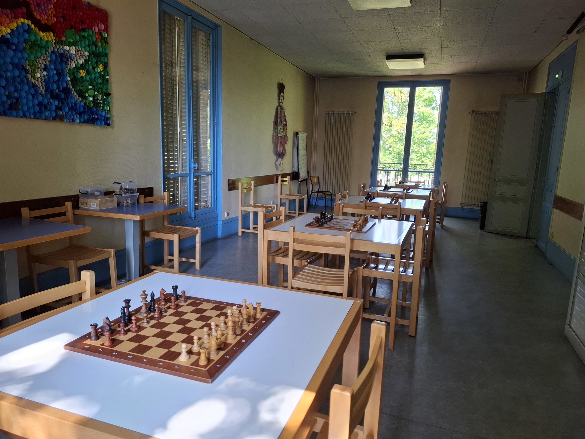 Salle de jeux d’échecs du club de Livry-Gargan avec échiquiers installés