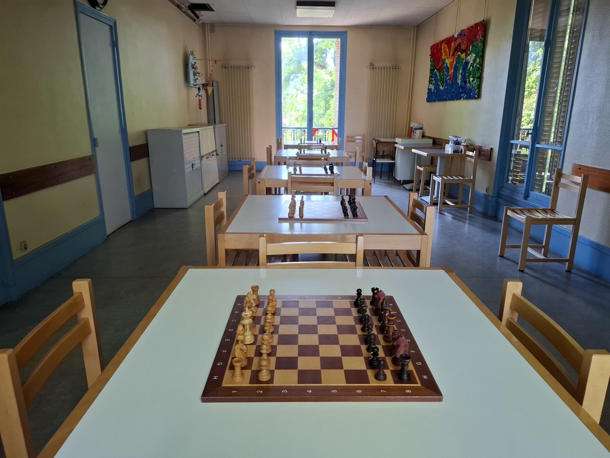 Tables avec échiquiers dans la salle de jeux du Castel à Livry-Gargan