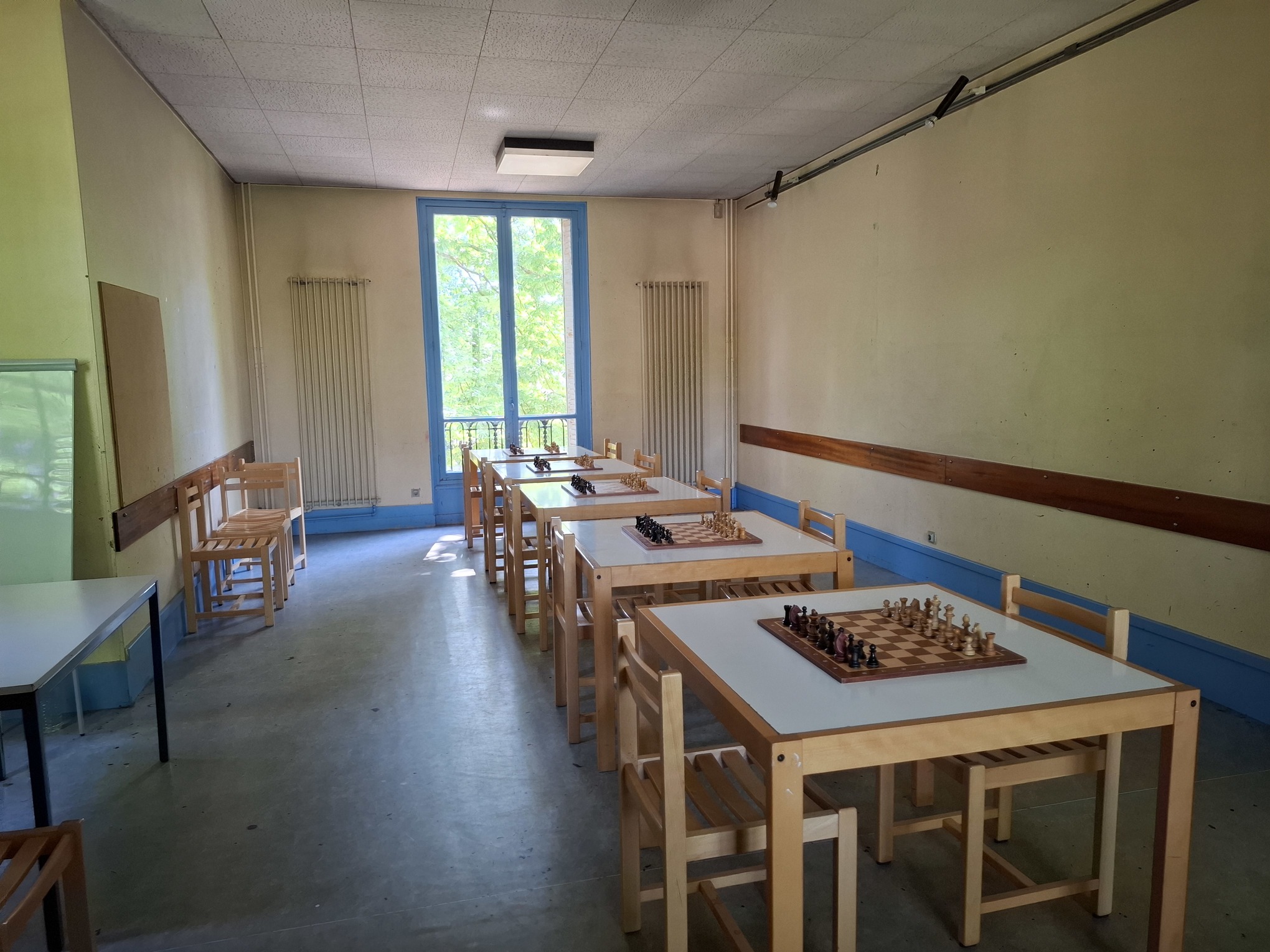 Intérieur de la salle d’échecs du club de Livry-Gargan avec plusieurs échiquiers