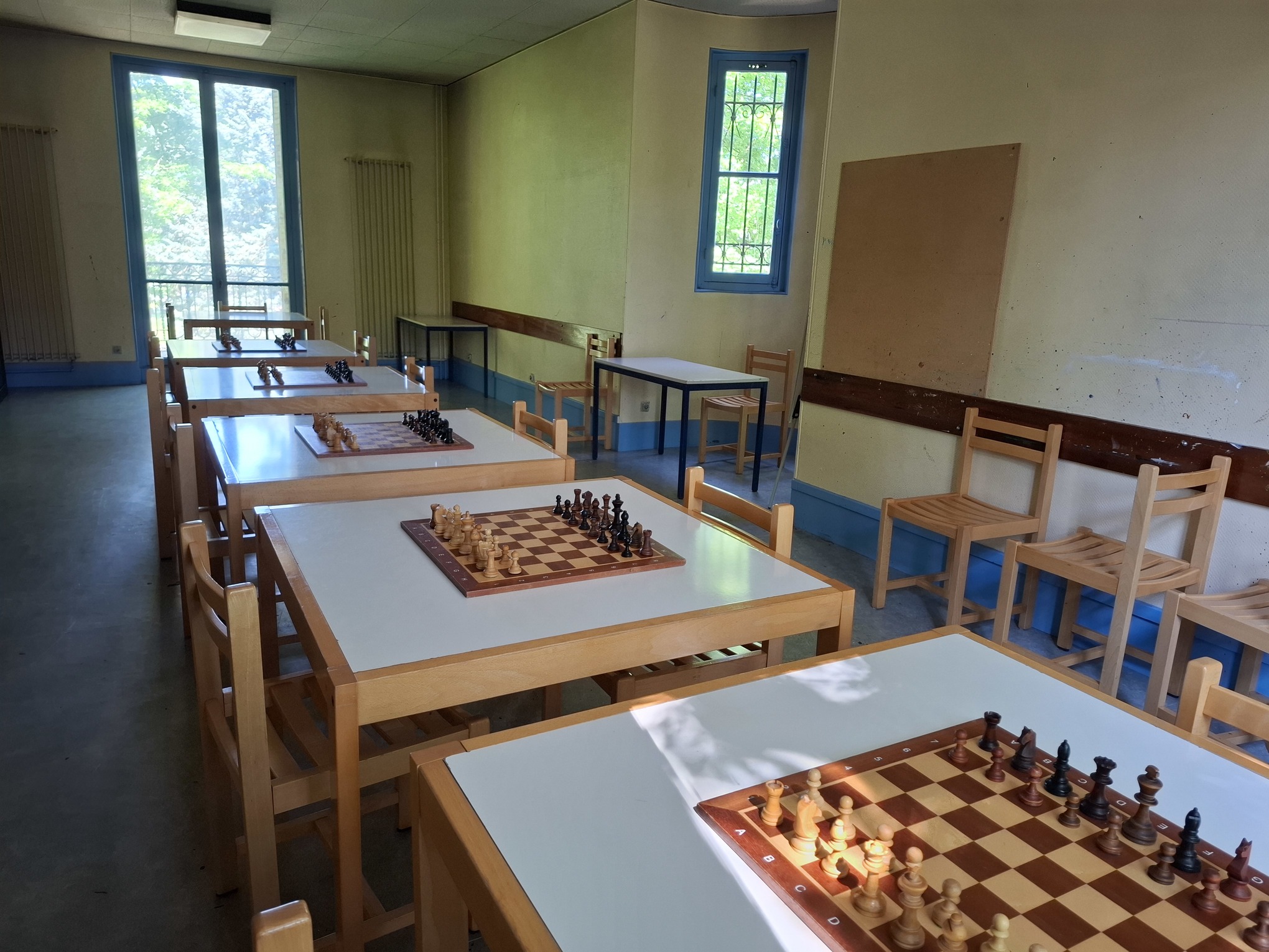 Vue panoramique d'une salle de jeux du club d’échecs à Livry-Gargan
